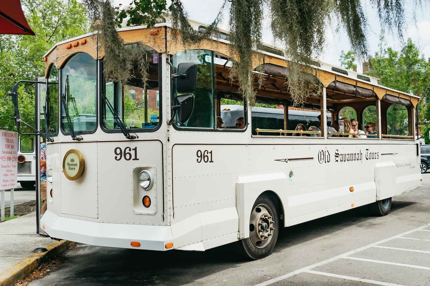 Savannah: History and Sightseeing Trolley Tour thumbnail